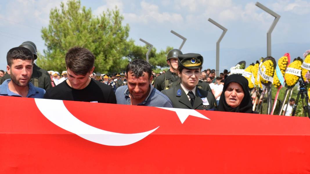Pençe şehidi son yolculuğuna uğurlandı... Babaya son bakış 7